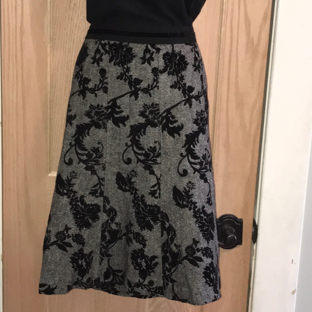 Ann Taylor gray and black floral pattern skirt